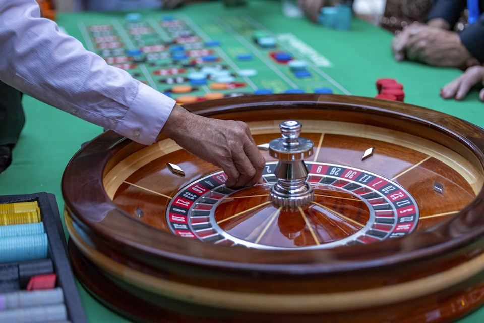 Pemain memasang taruhan di meja roulette dengan dealer langsung