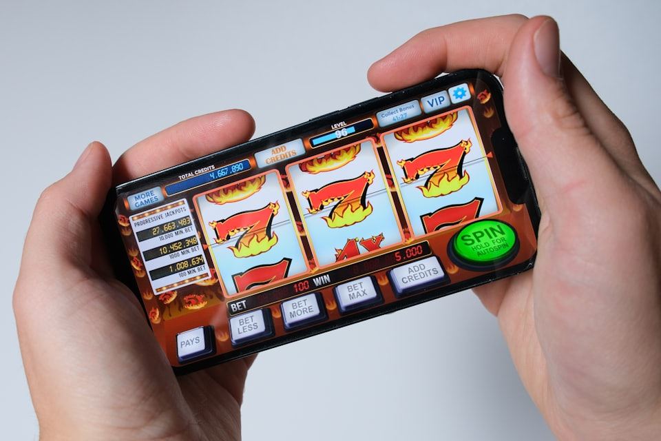 Seseorang bermain permainan slot melalui ponsel pintar