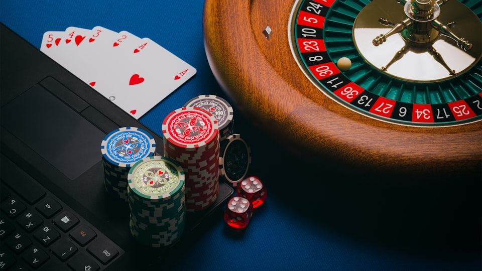 Kartu remi dan chip poker tersusun di atas meja permainan