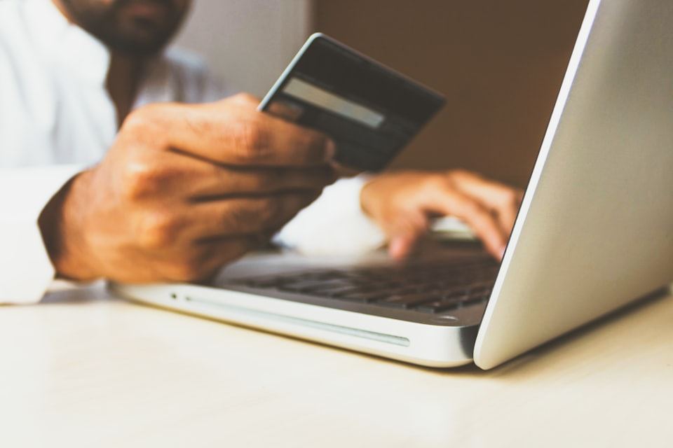Pengguna memeriksa transaksi keuangan secara aman di laptop