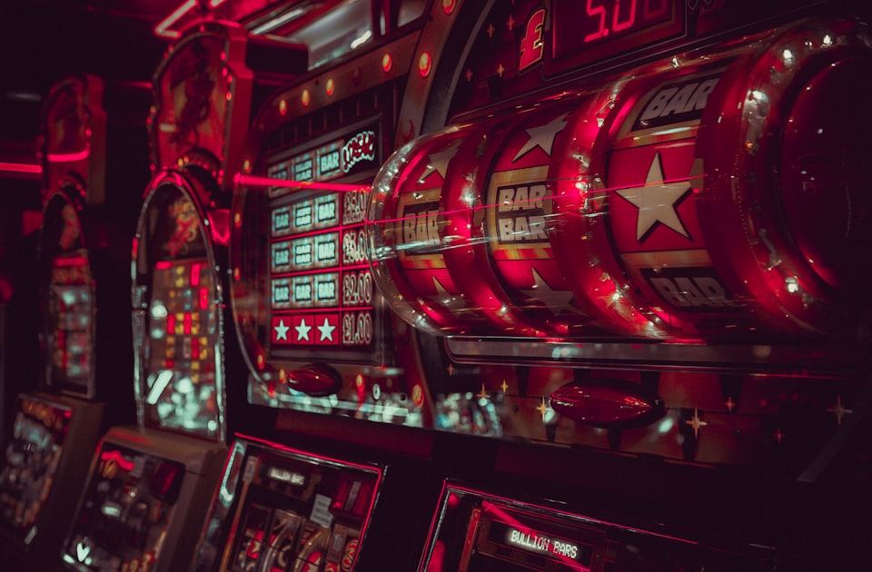 Tampilan gulungan mesin slot online dengan simbol buah dan angka tujuh