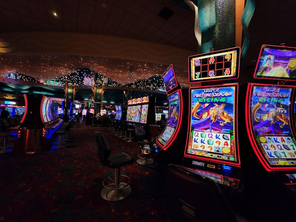 Ruang permainan dengan deretan mesin slot yang menyala